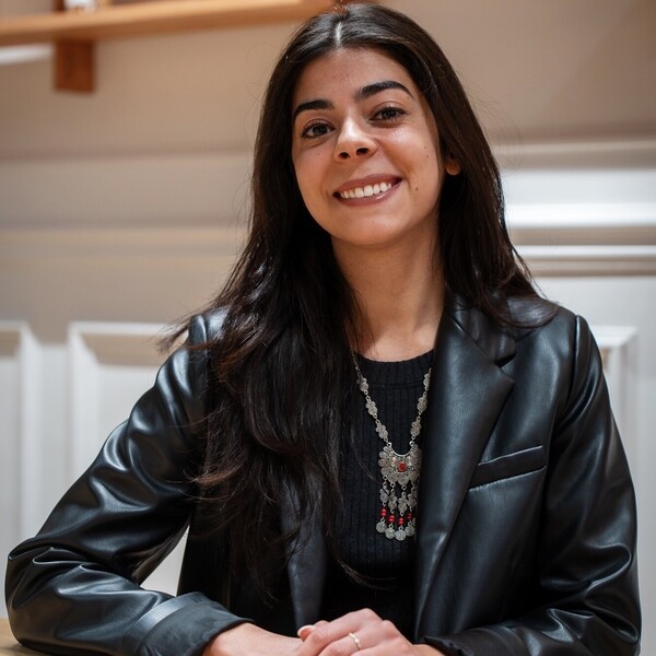 Mariyem - professeur de langages informatiques - Paris
