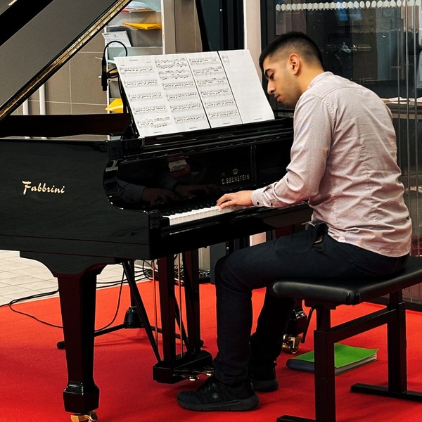 Joshua - Insegnante di pianoforte - Chieti