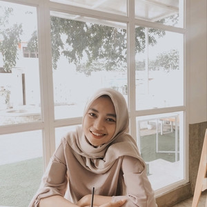 Ayu - Guru ekonomi - Surabaya