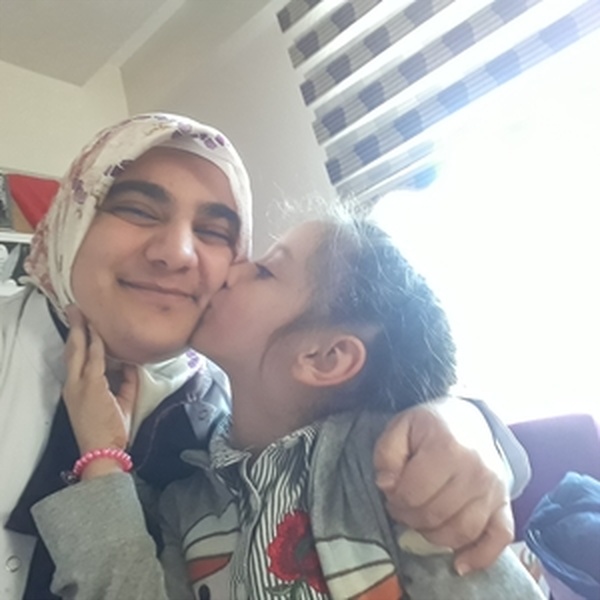 Leyla - Dilbilgisi öğretmeni - 