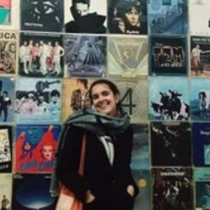 Lucy - Prof d'économie - Paris