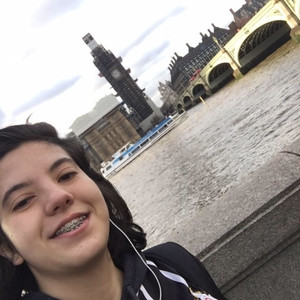 Isabela - Prof de comunicação social - Santana