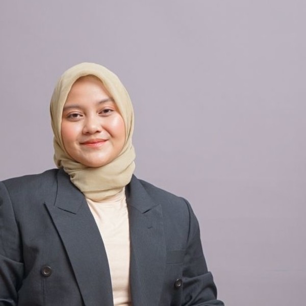 Salwa - Guru desain grafis - Banda Raya