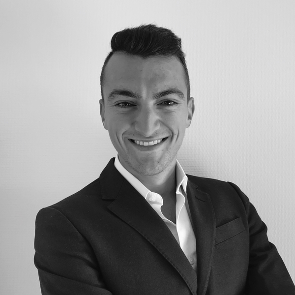 Simone - Prof de physique - chimie - Lausanne