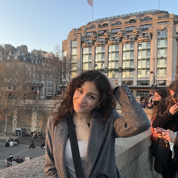 Feriel - Prof de SVT - Paris