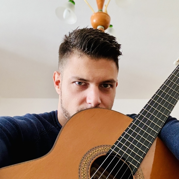 Alfred - Insegnante di chitarra - Bella