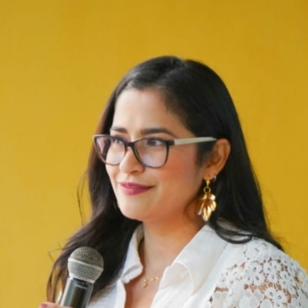 Mary - profesor de educación cívica - Cartagena