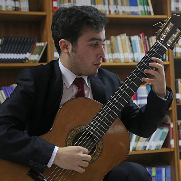 Licenciado en interpretación musical en guitarra clásica, ofrece clases de guitarra online.