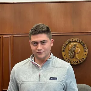 Daniel - prof de Economía - Medellín