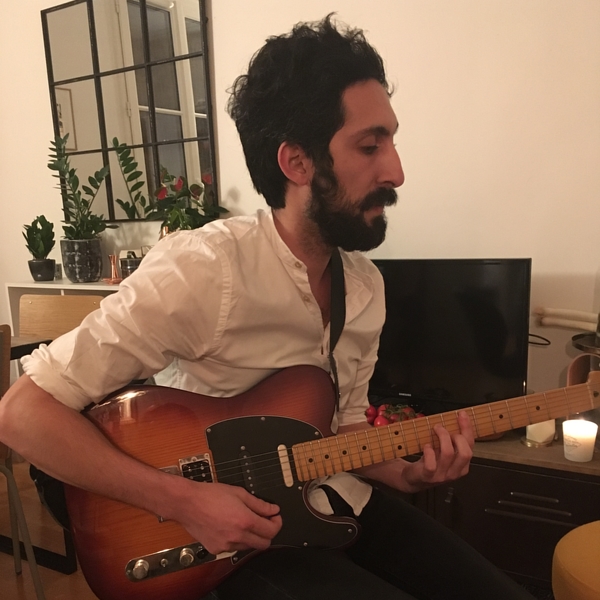 Guitariste / Compositeur donne cours de guitare pour tout âge chez moi ou à votre domicile.