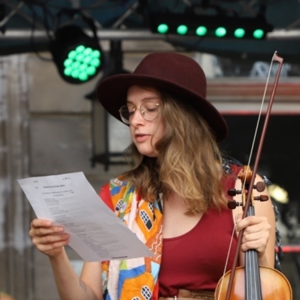 Artiste diplômée au Conservatoire populaire de musique donne cours de violon et solfège
