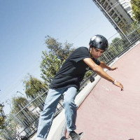 Skater semiprofecional da clases de skateboarding Iniciación y Básico para toda las edades!