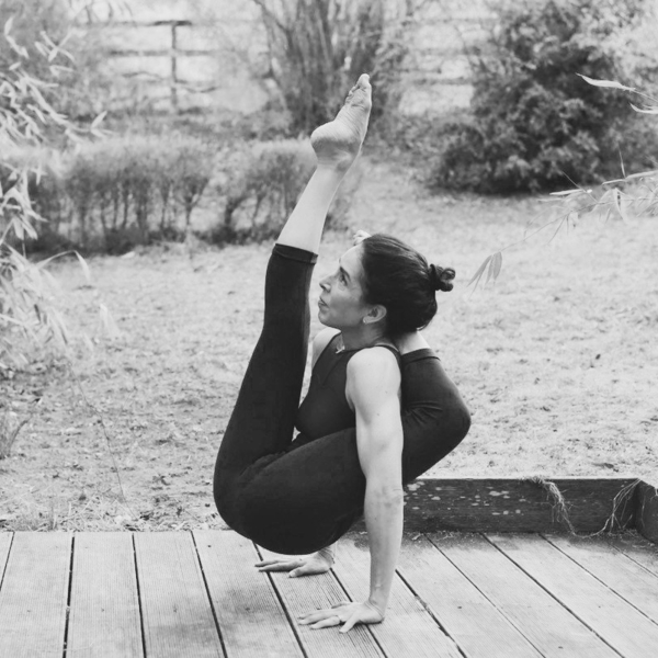 Danseuse pro et enseignante diplômée propose cours de Yoga et Pilates sur Genève .