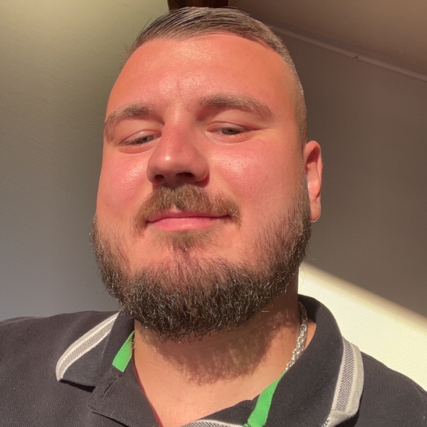 Utbildad till Elkraftingenjör och jobbar som konsult på Vattenfall. Har erfarenhet inom livecoachning.