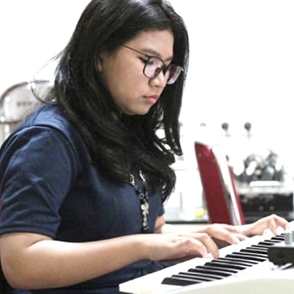 Mahasiswi Jurusan Seni Musik di Universitas Negeri Jakarta yang suka mengajar, suka pada anak kecil, penyabar dan supel dalam bergaul. Mengajarkan piano untuk semua kalangan