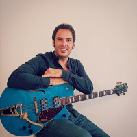 Músico profesional imparte clases de Guitarra para cualquier nivel y estilo. Presencial y Online!