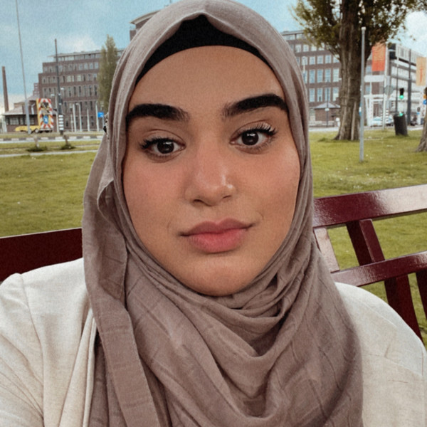 Student Interieuradviseur, 20 jaar oud, woon in Arnhem. en ik spreek ook arabische en Engels.