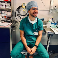 Diplômé en médecine et chirurgie à l'Université Vita-Salute San Raffaele de Milan, il propose des cours d'anatomie, de physiologie et dans toutes les cliniques médicales.