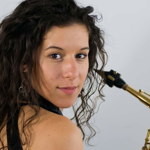 Saxofonista dá aulas de música em Lisboa de forma criativa. Desenvolve o pensamento sonoro de cada um, ensina música como uma linguagem.