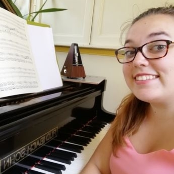 Professeur agrégée d'Education Musicale, en cursus COP donne des cours de piano