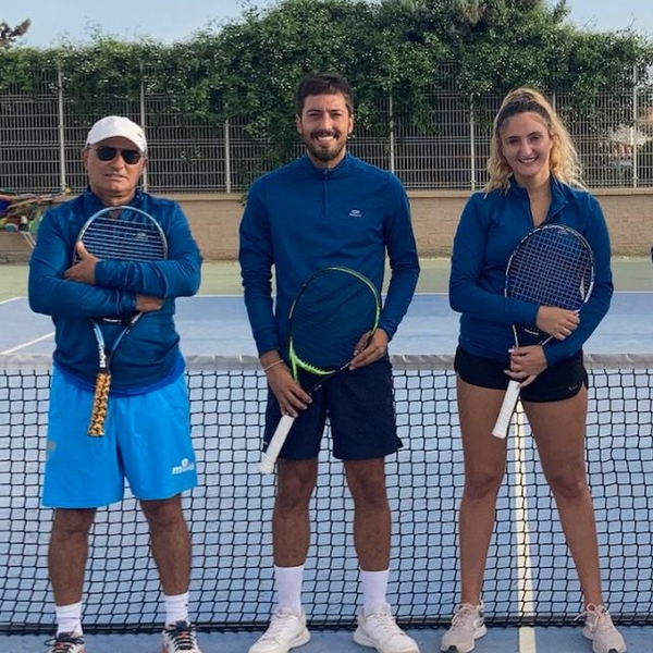 ¡Hola, soy Rafa! Si te gusta el tenis, ¡yo puedo enseñarte a jugar!