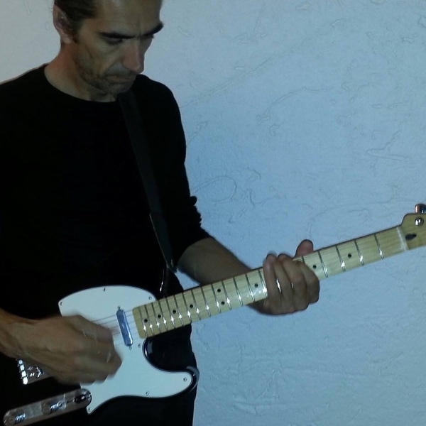 Gitarist med lang erfaring tilbyr undervisning i gitar, bass og musikkteori.Undervisningen er basert på «Learning by doing» metoden.