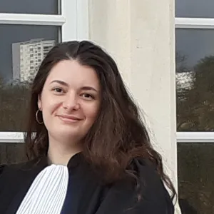 Justine - Prof de droit - Paris