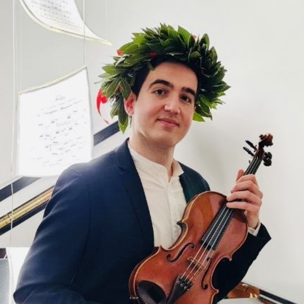 Diplomato con il massimo dei voti presso il Conservatorio “A. Scarlatti” di Palermo, offre lezioni di Violino - con supporto didattico per materie teoriche complementari - per studenti di tutte le età