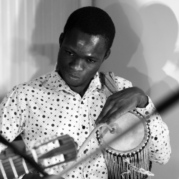 Meilleur batteur d'Afrique 2017 donne des cours de percussions. Les rythmes Afros. Le groove