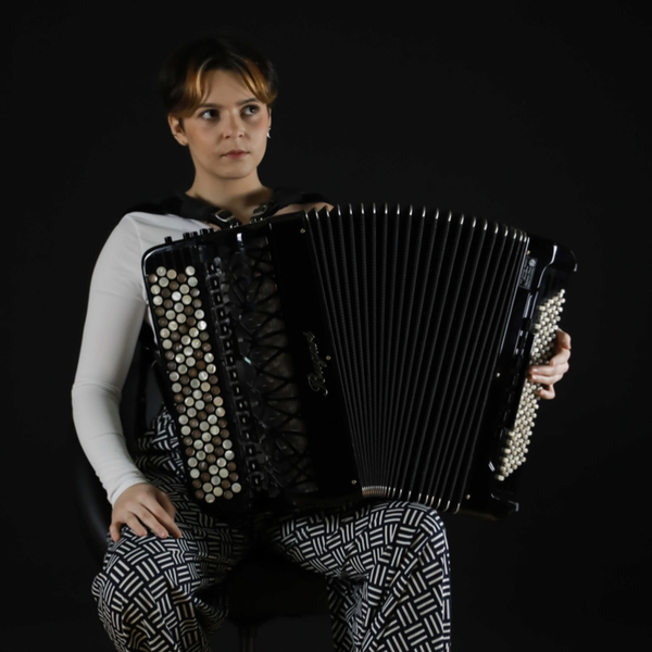 Donne cours d'accordéon chromatique en région parisienne et orléanaise.
