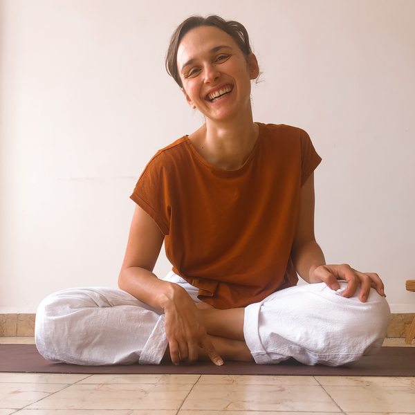 Profesora certificada de hatha yoga para todxs y yoga prenatal a domicilio o en linea