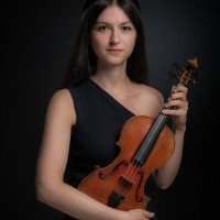 Étudiante à CNSMD (discipline violon), je donne cours de violon, alto et solfège.