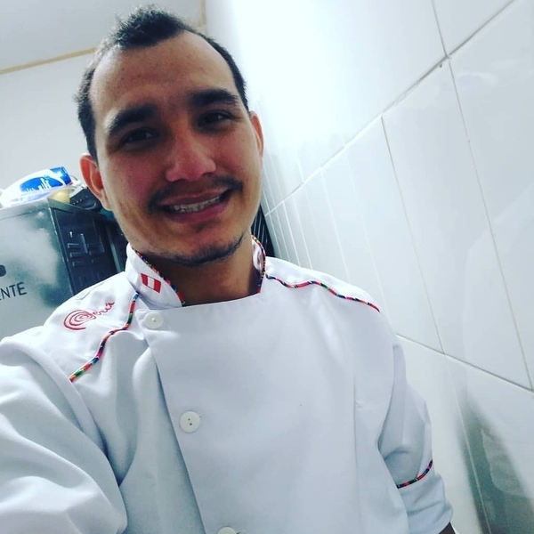 Chef Bernardo rueda da clases de cocina internacional, pastelería, cultura, emplatados, decoración.