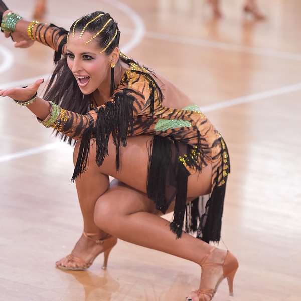 Insegnante qualificata propone lezioni di balli di gruppo e latino-americani  in presenza e online !