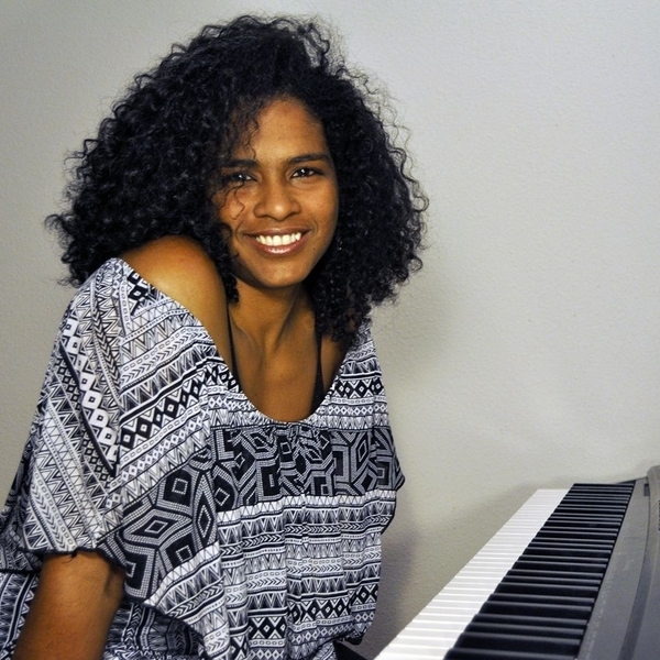 Pianista cubana da clases a todos los niveles atendiendo tu personalidad y preferencia