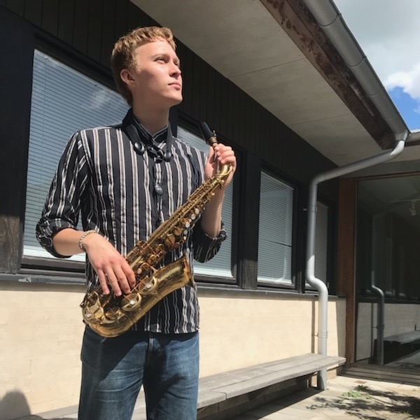 Saxofonist studerande på Conservatory van Amsterdam ger saxofonlektioner med notläsning och musikteori efter intresse.