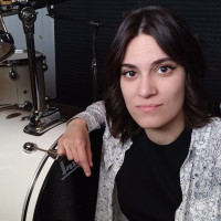 Drummer with 10 years of experience and graduated in Sonus Factory Academy gives lessons