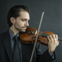 Violinista profesional imparte clases en línea, dirigido a personas de cualquier nivel