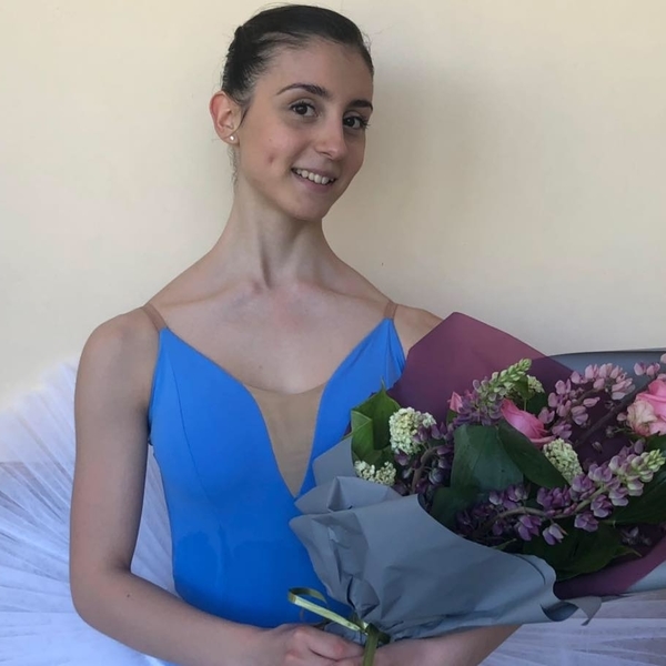 Diplomata alla Bolshoi Ballet Academy di Mosca, Russia, propone lezioni di danza classica per tutti i livelli, dai principianti ai professionisti.