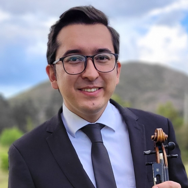 Violinista con disposición para dar clases a personas de todas las edades y niveles en Bogotá, de manera presencial o por medio de plataformas virtuales Skype, Instagram etc