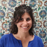 Iranienne, Enseignante en langue et Traductrice depuis 8 ans donne cours de Persan (Farsi)