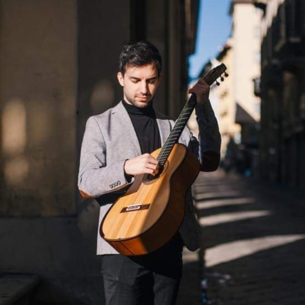 Diplomato al Conservatorio Luigi Cherubini con votazione 110 e lode , impartisce lezioni di chitarra classica e moderna per tutte le età, percorsi personalizzati, possibilità di lezioni a distanza onl