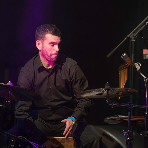 Batteur, percussionniste styles fusion jazz avec 18 ans expérience donne cours sur le canton de Fribourg 