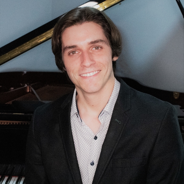 Pianista concertista y profesor de piano en Guadalajara, Jalisco. Clases de piano particulares presenciales, en línea y a domicilio.