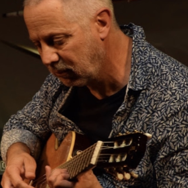 Professeur de Guitare confirmé avec 12 années d'expérience donne cours de guitare à domicile, avec et sans solfège (Guitare Classique, Blues, Rock, Bossa-Nova et accompagnement chant) J'habite à Combs