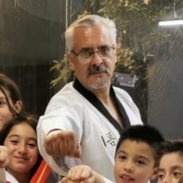 Maestro con mas de 30 años de experiencia en Taekwondo, Kickboxing y defensa personal.