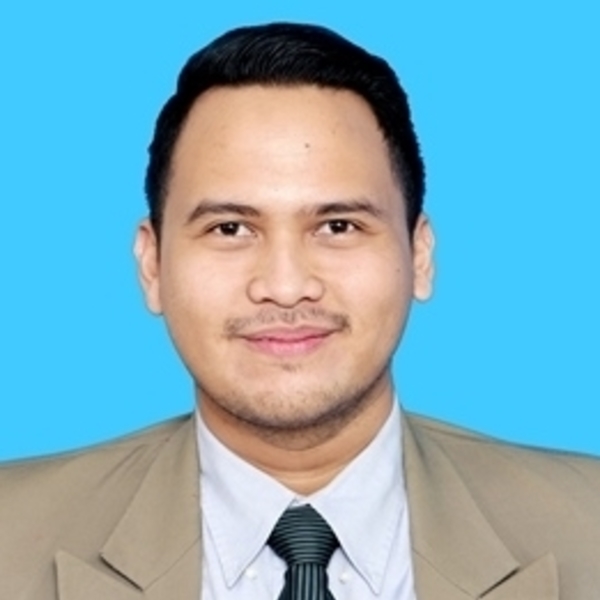 Lulusan Manajemen Ekonomi, pernah bekerja di konsultan IT di Kuala Lumpur, pengalaman mengajar Bahasa Inggris di The British Institut Bandung sejak tahun 2017.