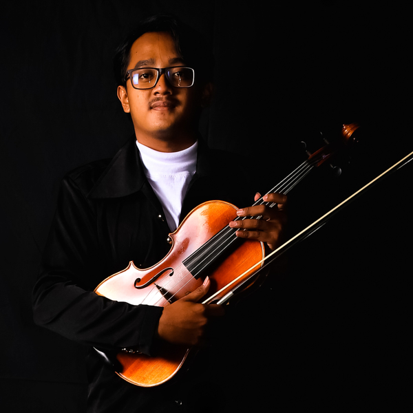 Sarjana D4 Penyajian Musik Institut Seni Indonesia Yogyakarta membuka les privat Viola dan Violin untuk usia min. 15th - usia dewasa (bagi pemula maupun yg sudah mahir)