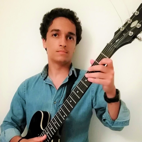 Guitarrista há mais de 10 anos alumni EMCN dá aulas(instrumento/teoria) ao domicílio em Lisboa