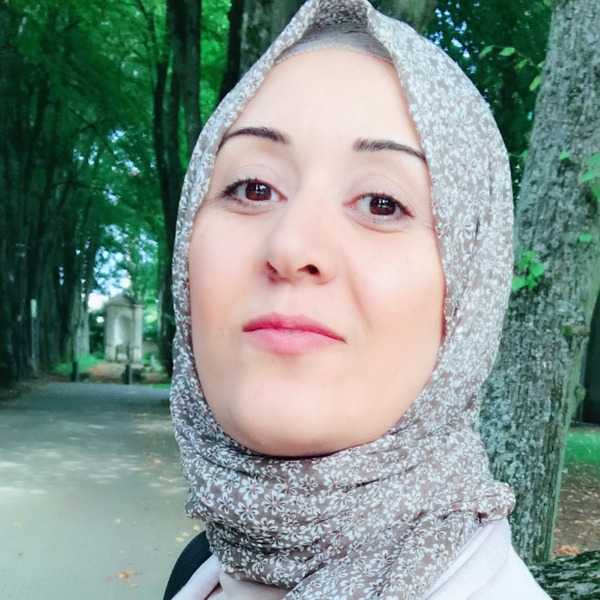Professeur d’arabe diplômée avec une grande expérience, donne des cours au Luxembourg